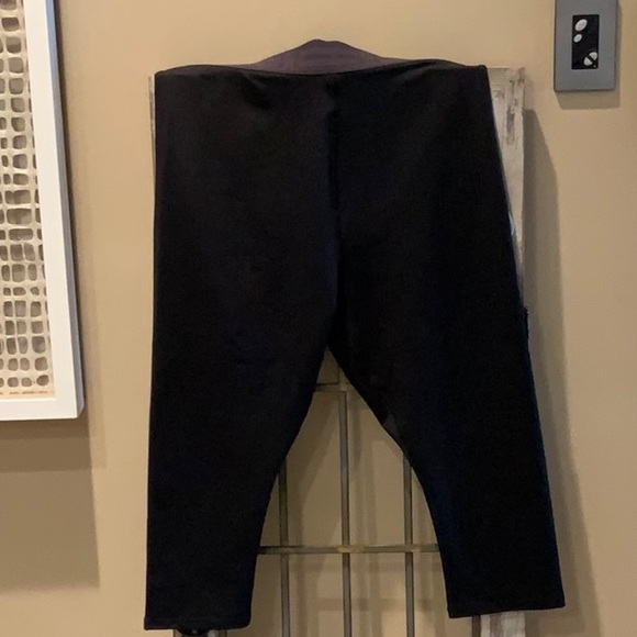 Good American Spandex Capri’s - Picture 2 of 6